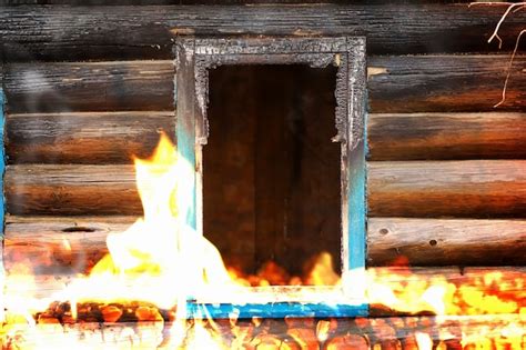 Casa De Madera Tras El Incendio Carbones En Los Troncos Las Cenizas