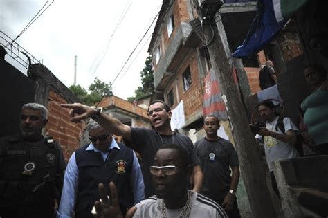 presença dos pais polícia do Rio reconstitui morte de menino no