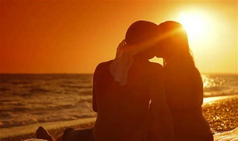Apakah Ciuman Bibir Bisa Menularkan Herpes? : Okezone health