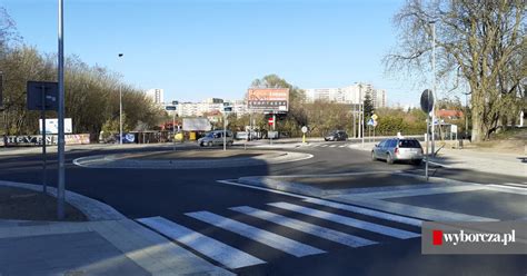 Rondo w Zdrojach od dawna przejezdne ale nikt nie zdjął znaków