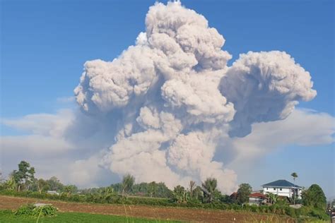 Gunung Sinabung Dua Kali Erupsi Luncurkan Awan Panas 700 Meter ANTARA