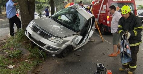 G Jovem De Anos Fica Ferido Ap S Bater O Carro Em Rvore Em