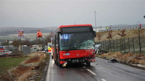 Frontal Unfall Mit Schulbus Drei Verletzte Polizei Nennt Neue Details