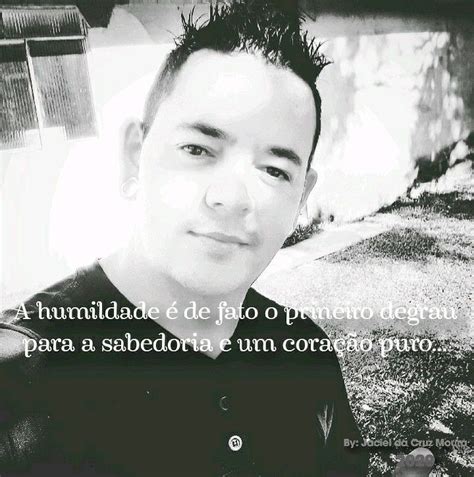 A Black And White Photo Of A Man With A Quote On His Face In Spanish