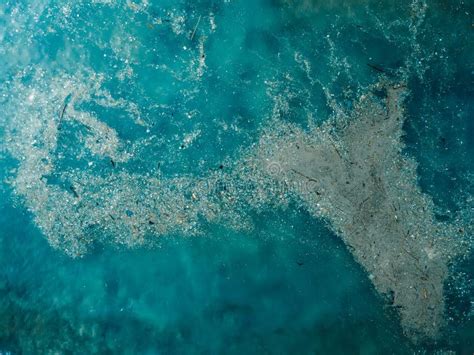 Isola Di Rifiuti Di Acqua E Plastica Vista Aerea Dell Inquinamento