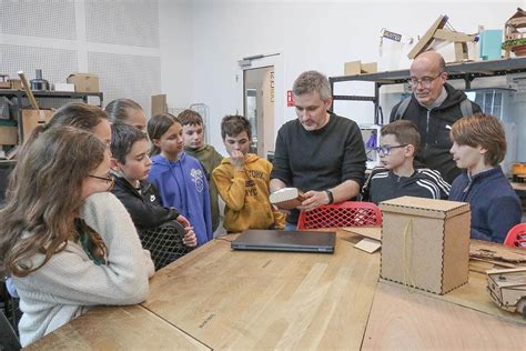 Un groupe de collégiens en visite sur notre campus CESI de Lyon