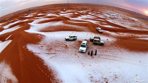 Storica Nevicata In Arabia Saudita Deserto Imbiancato Beduini