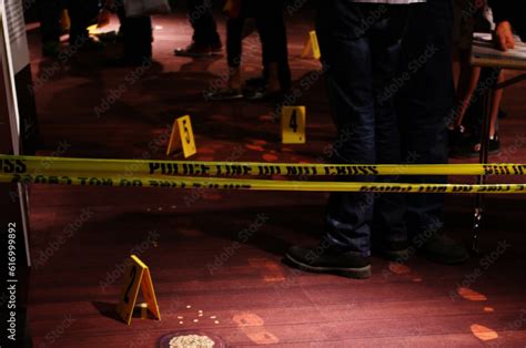 Foto De Crime Scene At Night Crime Scene Investigation Team Working On