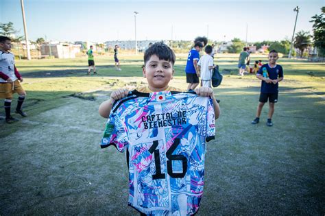 G Mez Cumple Y Entrega Uniformes E Inicia Rehabilitaci N De Cancha De