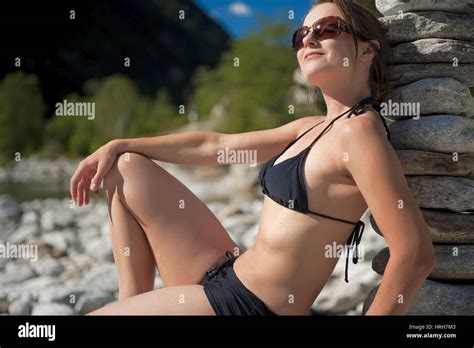 Modello Rilasciato Frau Im Lehnt Bikini Un Einer Steinpyramide Valle Verzasca Schweiz Donna