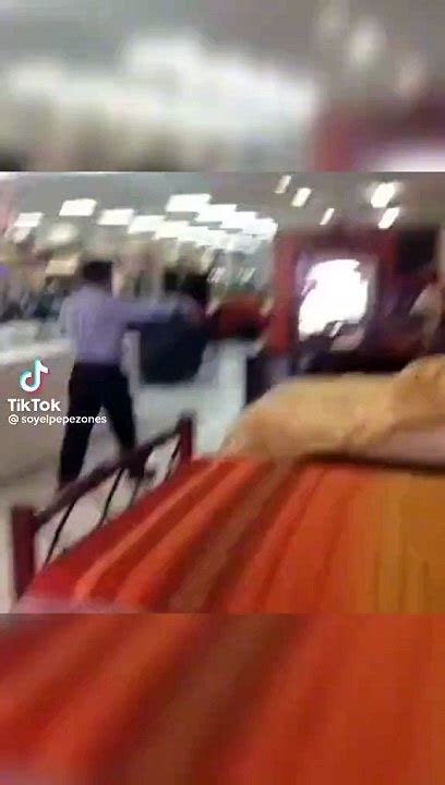 Viral Descarado Hombre Se Queda Dormido En Una Cama De Exhibici N