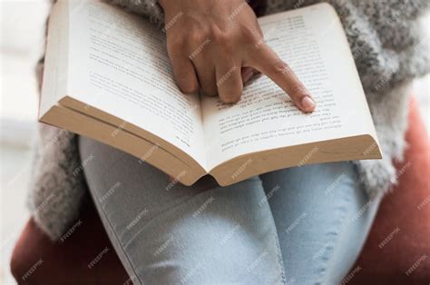 Fille De Lecture Assise Sur Chaise Photo Gratuite