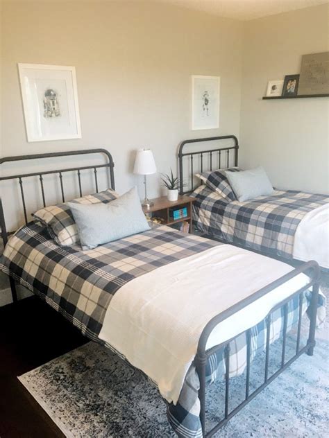 Matching Twin Beds And Vintage Inspired Rug Valley Birch