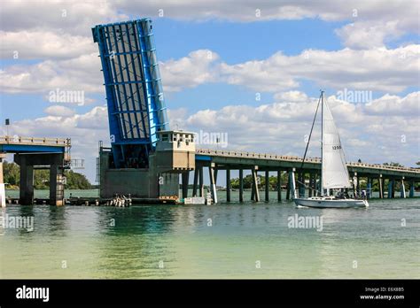 Drawbridge Span Hi Res Stock Photography And Images Alamy