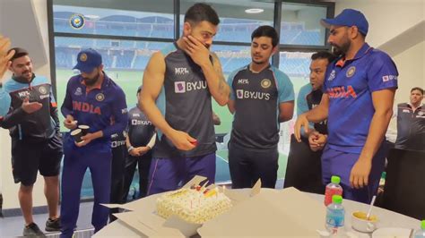 Virat Kohli Cake Cutting 🥰 Ms Dhoni Present Youtube