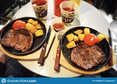 Steak Mit Kartoffeln Und Tomaten Aus Gusseisen Stockfoto Bild Von