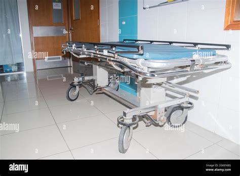 Emergency room with medical equipment Stock Photo - Alamy