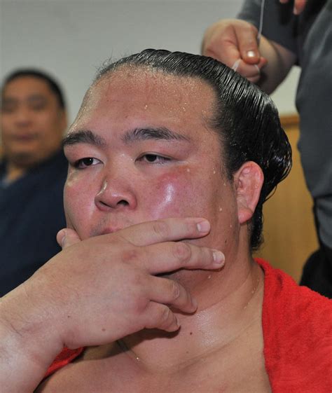 稀勢の里「またここから」朝稽古後笑顔で取材応対 大相撲 日刊スポーツ