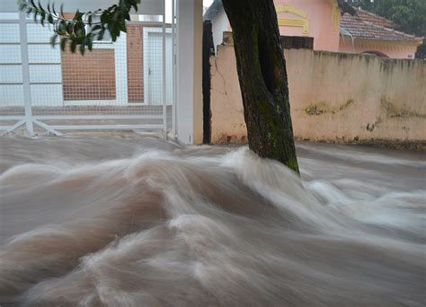 Temporal De Minutos Alaga Ruas E Casas Em Araraquara Sp Fotos Em