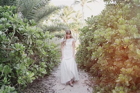 Romantic Beach Wedding in Hawaii | Real Weddings | Oncewed.com