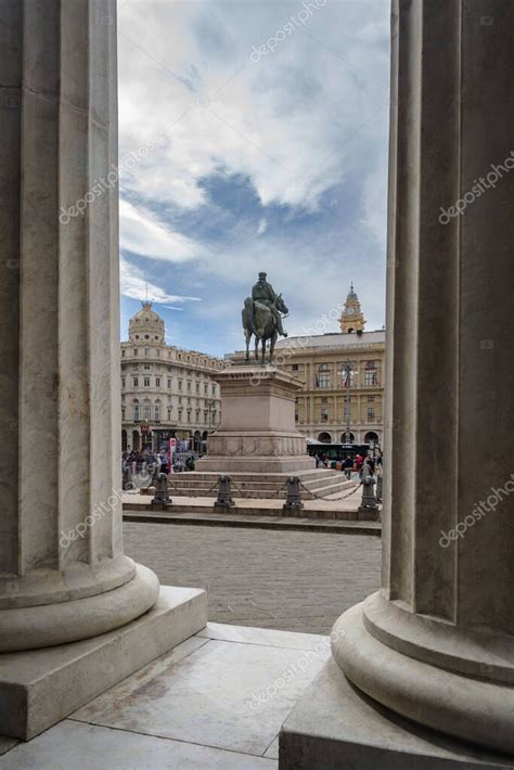 G Nova Italia De Septiembre De Vista A Lo Largo De La Calle