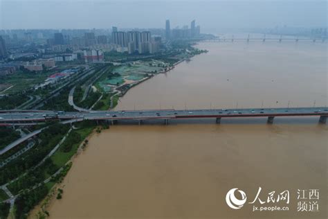 航拍赣江南昌段暴涨水位 江水浑浊向下游奔腾警戒