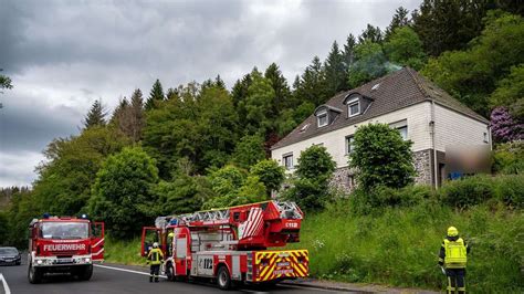 Rauchentwicklung an einem Gebäude in Meinerzhagen ruft Feuerwehr auf