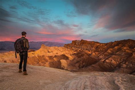 Joven Aventurero Con Su Mochila Contemplando El Paisaje De Tormenta Del