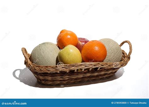 Frutas Variadas En Una Cesta Aislada De Fondo Blanco Foto De Archivo