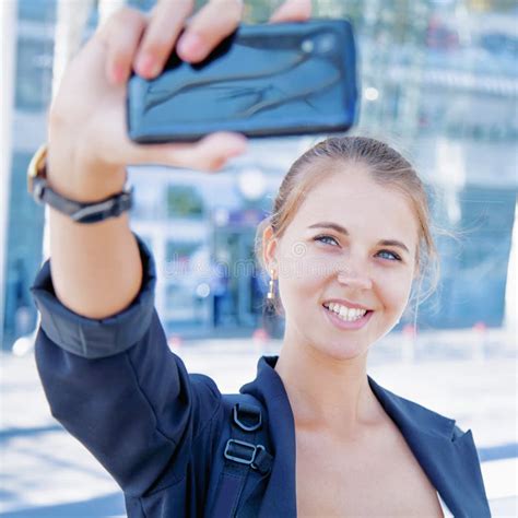 Turista Femenino Hermoso Del Viajero Que Toma El Selfie Concepto Del