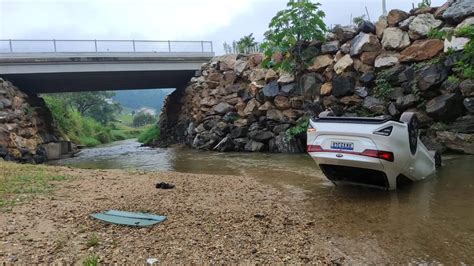 V Deo Carro Despenca E Cai No Rio Em Brusque