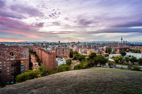 Arquitetura Da Cidade Do Madri No Por Do Sol Nuvens Roxas Imagem De