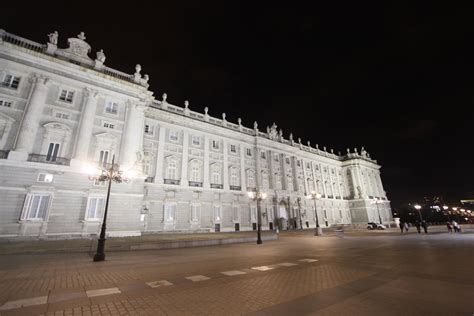 Searching for Tao, 7573 Kilometres from Home :: Image Gallery /The Royal Palace of Madrid