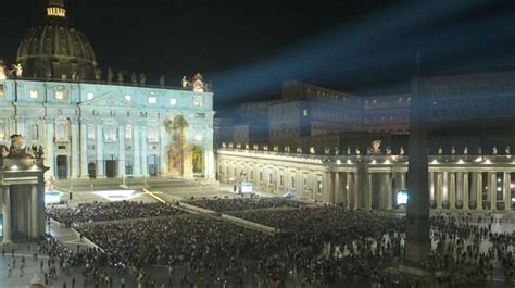 Basílica del Vaticano proyecta la vida de San Pedro en su fachada EL