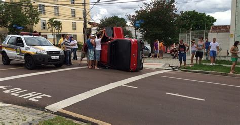 G Carro Capota Ap S Ser Atingido Por Outro Ve Culo Em Curitiba