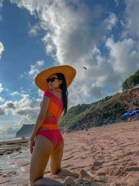 Cùng diện bikini khoe vòng Minh Hằng bị Chi Pu lấn lướt vì kém sexy