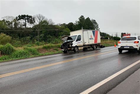 Roda se solta de caminhão e causa acidente de trânsito na BR 282 em