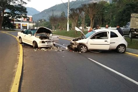 Colisão Entre Carros Deixa Dois Jovens Feridos Em Olaria Jornal A Voz