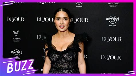 Salma Hayek mostró su cinturita con un costoso vestido negro con corset