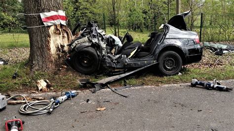 Tragiczny wypadek w Mikołowie 33 letni kierowca nie żyje Z pojazdu bmw