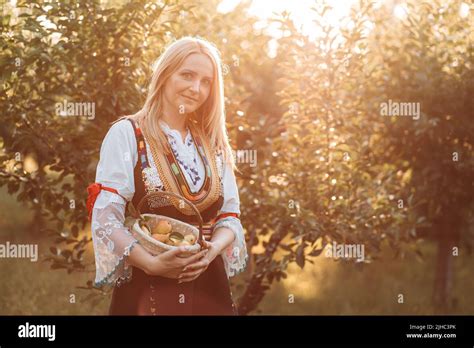 Jeune blonde Banque de photographies et dimages à haute résolution Alamy