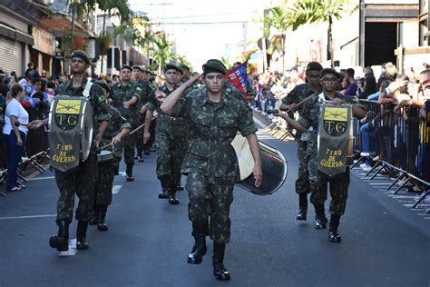 Botucatu Ter Ato C Vico E Desfile Em Comemora O Ao Dia Da