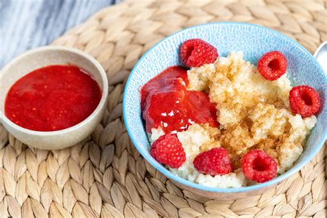 Milchreis Mit Zimt U Zucker Und Fruchtiger Himbeer Erdbeer Sauce