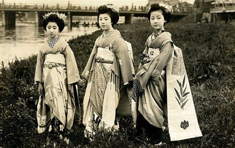 Maiko Momotaro And Friends By The River 1920s Maiko Momotaro On The