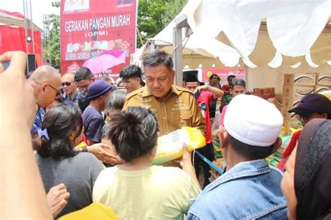 Diserbu Warga Gubernur Olly Bagikan Beras Gratis Dan Pangan Murah