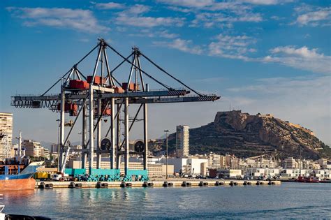 El Buque Infanta Cristina De La Armada Espa Ola Navega Frente A Alicante