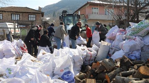 Kartepeli Vatanda Lar Deprem B Lgesine Odun Ve K M R G Nderiyor Yeni