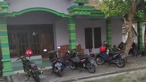 Foto Ayah Tersangka Hacker Bjorka Madiun Kami Orang Kecil Mohon