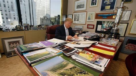 Trump’s desk on display – clutter and all | CNN Politics