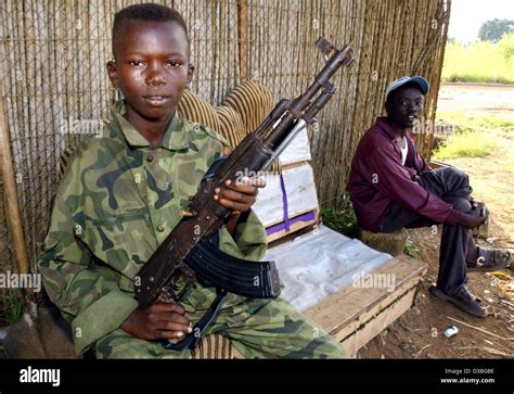 Enfant Soldats Avec Un Fusil A La Main Banque De Photographies Et D